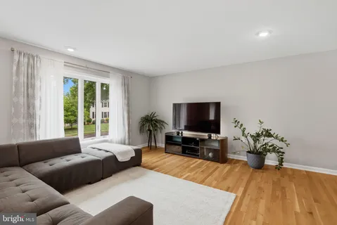 $949,000 | 5917 Beech Tree Drive, Alexandria, VA 22310