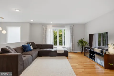 $949,000 | 5917 Beech Tree Drive, Alexandria, VA 22310