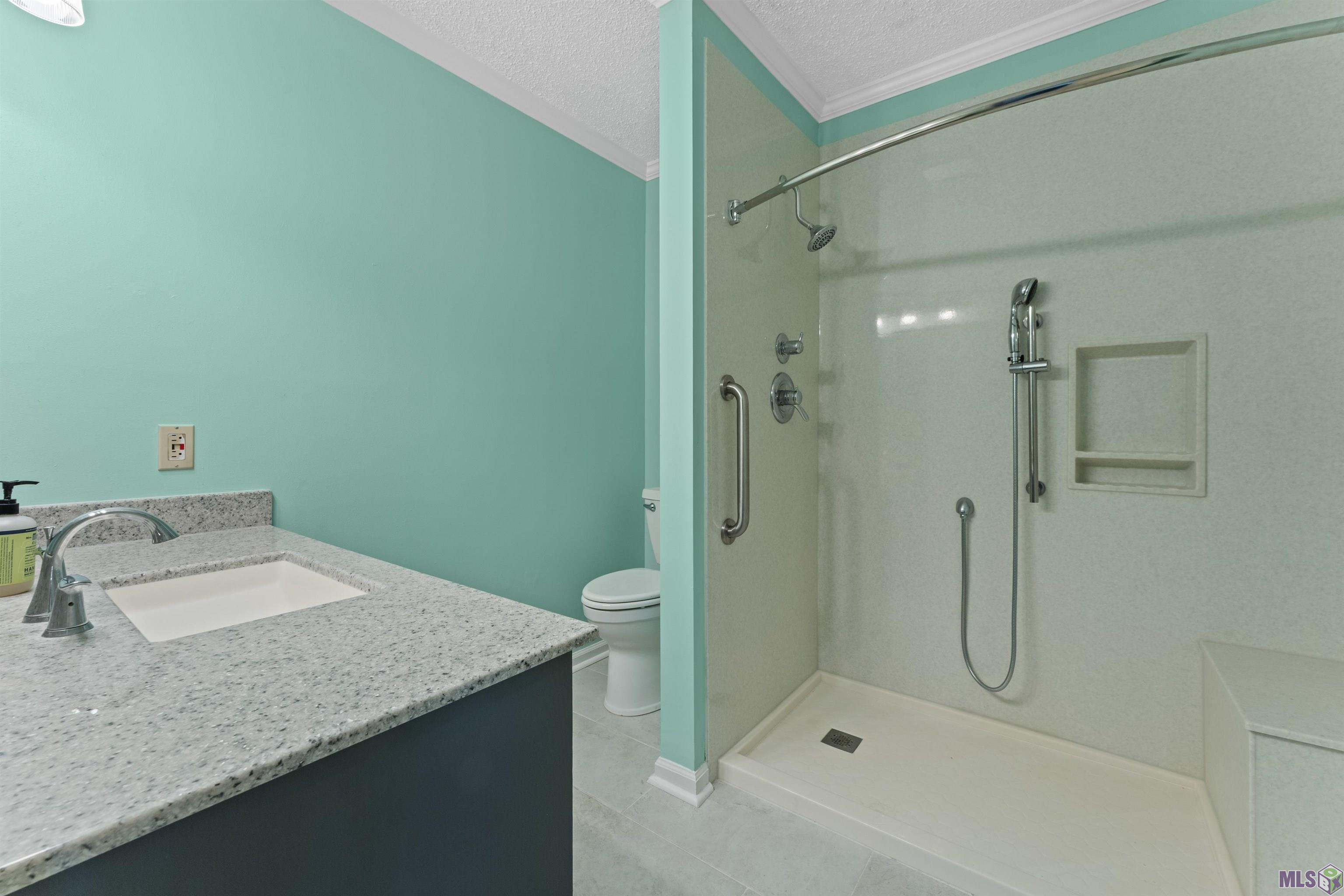 12474 Fairhope Way Baton Rouge, LA 70816 - Photo 16 of 20 Hall Bath