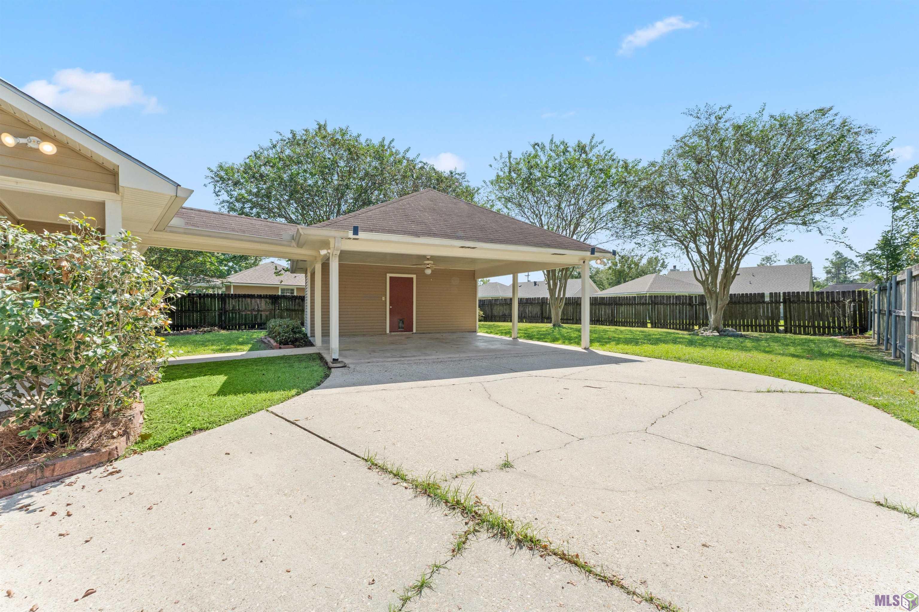 12474 Fairhope Way Baton Rouge, LA 70816 - Photo 17 of 20 Carport