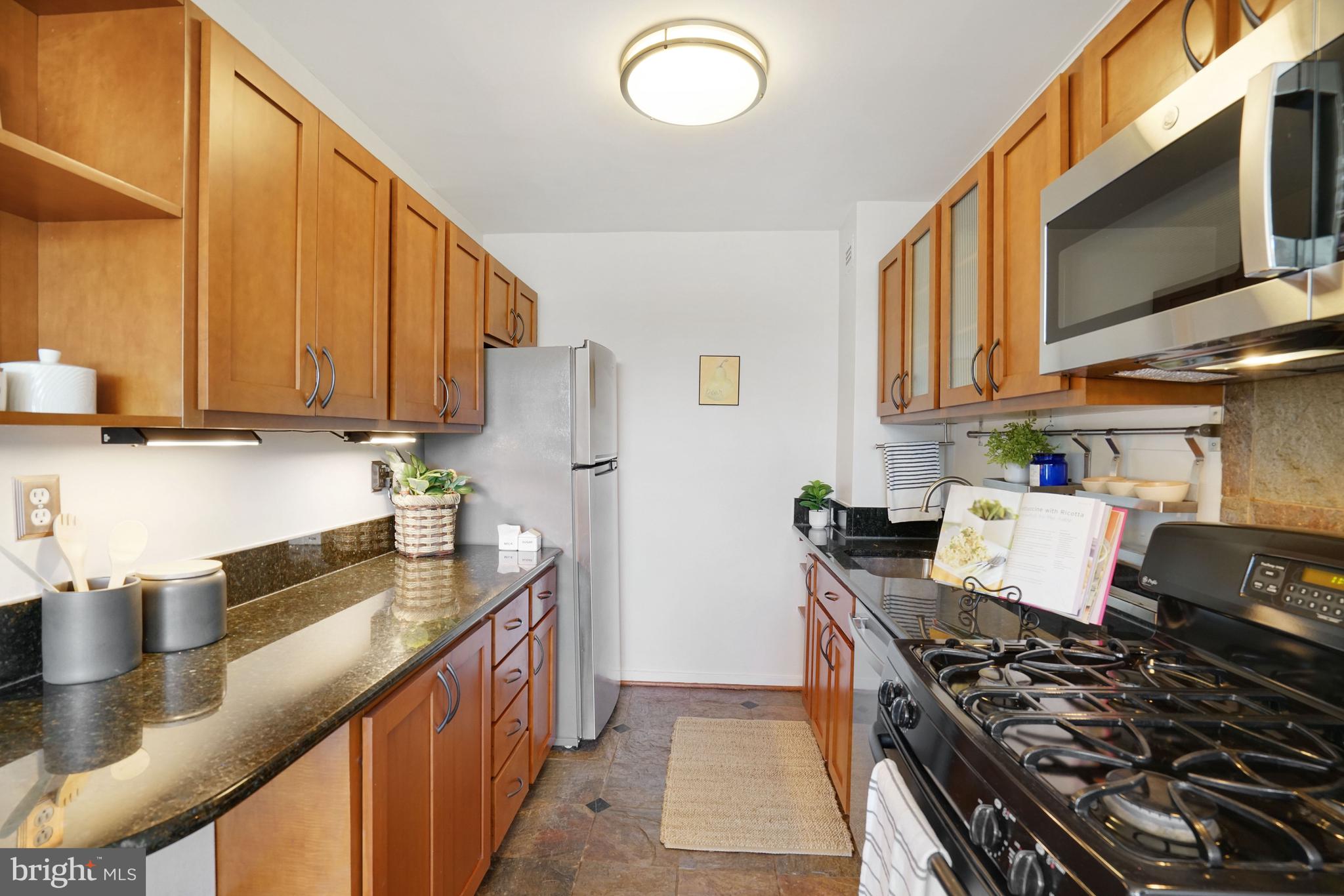 1300 South Arlington Ridge Road, Unit 718 Arlington, VA 22202 - Photo 16 of 41 NEW MICROWAVE