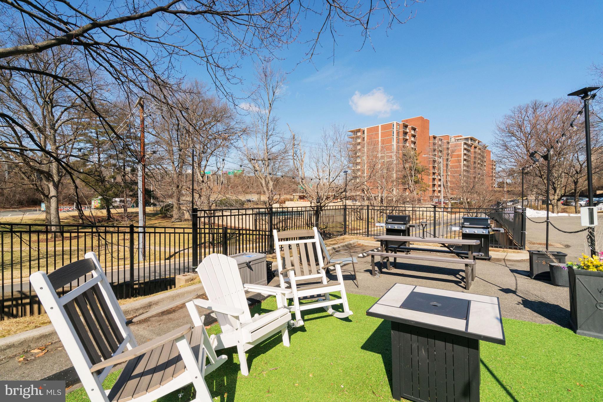 1300 South Arlington Ridge Road, Unit 718 Arlington, VA 22202 - Photo 25 of 41 COMMUNITY GRILL AND PICNIC AREA