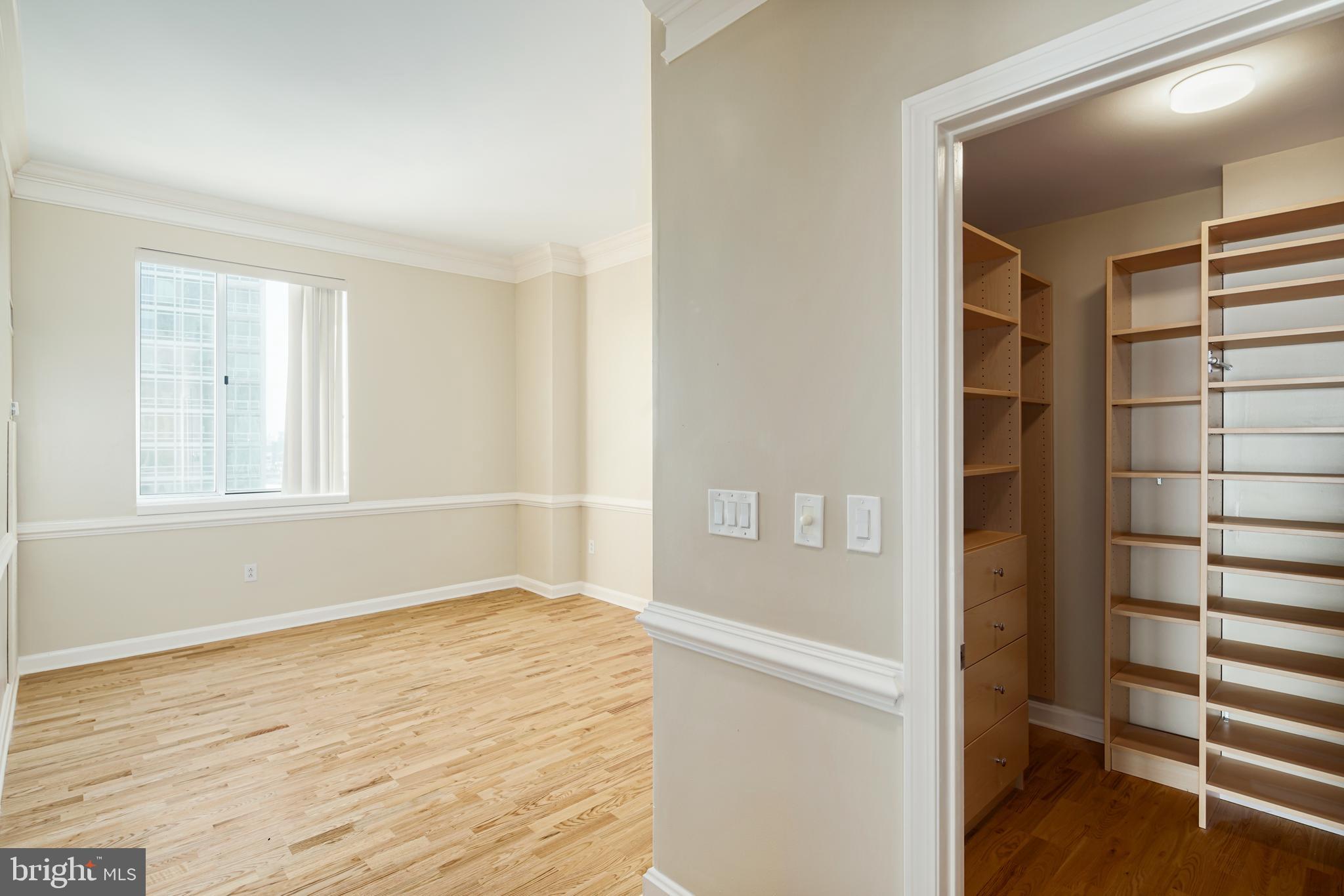901 North Penn Street, Unit R1902 Philadelphia, PA 19123 - Photo 21 of 34 a view of an empty room with a window
