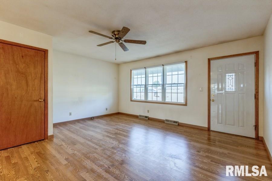 719 Middle Road Camanche, IA 52730 - Photo 4 of 25 Gallery Image 4