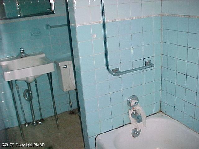 137 East Ruddle Street Coaldale, PA 18218 - Photo 3 of 4 BATH