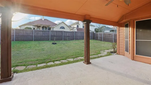 a view of a backyard