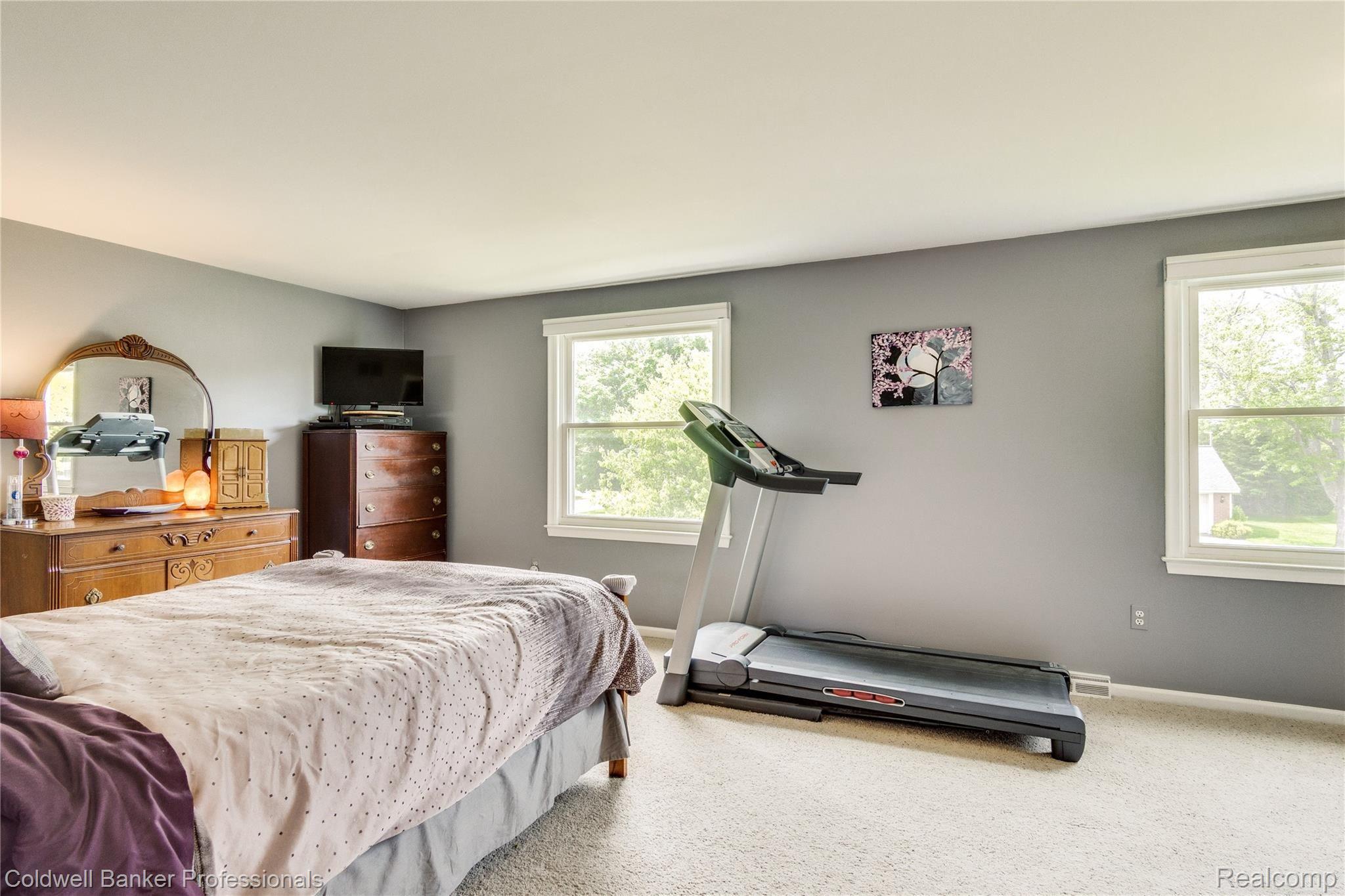2481 Eaton Gate Road Lake Orion, MI 48360 - Photo 46 of 71 Very spacious Master bedroom