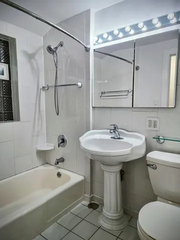 $2,400 | 3803 North Pacific Avenue, Chicago, IL 60634