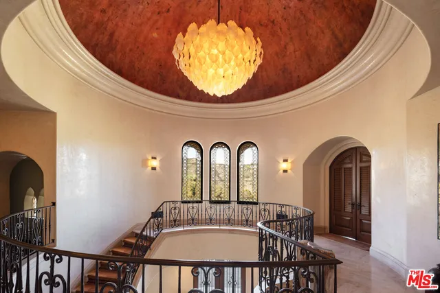 a view of livingroom with furniture