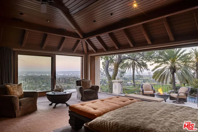 a view of livingroom with furniture