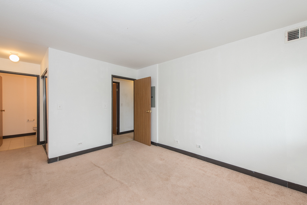 2640 North Delany Road, Unit 202 Waukegan, IL 60087 - Photo 14 of 22 a view of an empty room