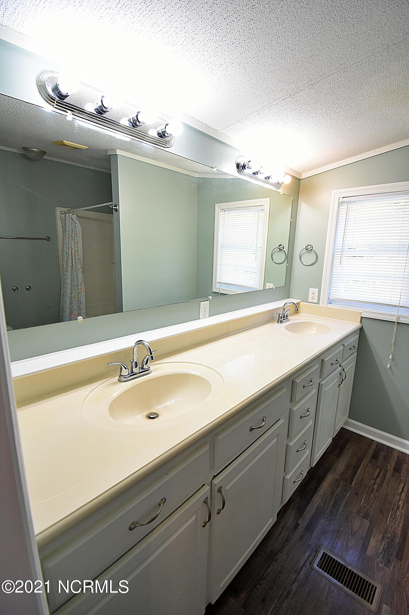 1540 Antioch Road New Bern, NC 28560 - Photo 8 of 21 Master Bath