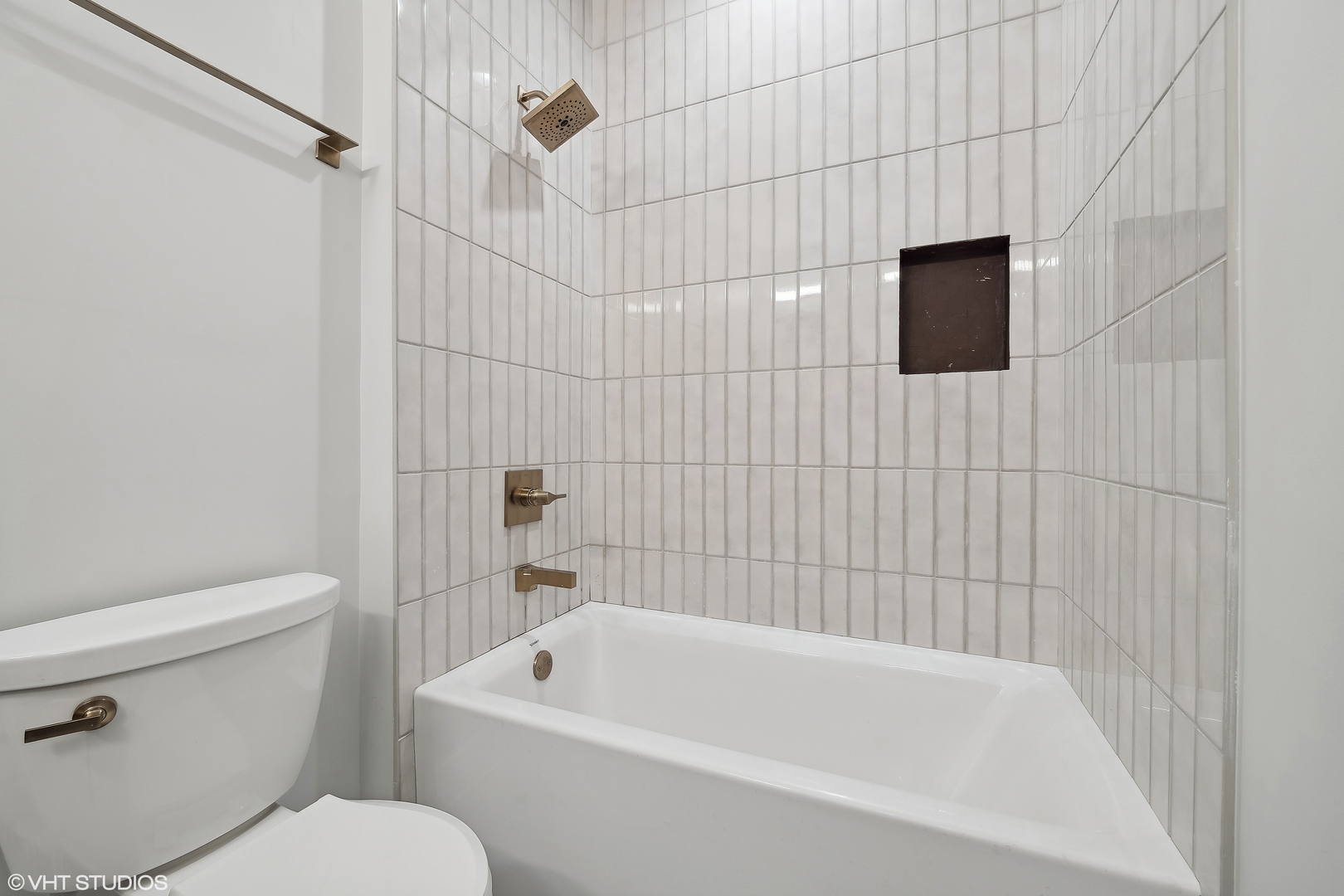 4537 North Clark Street, Unit 4D Chicago, IL 60640 - Photo 20 of 29 a bathroom with a toilet a sink and bathtub