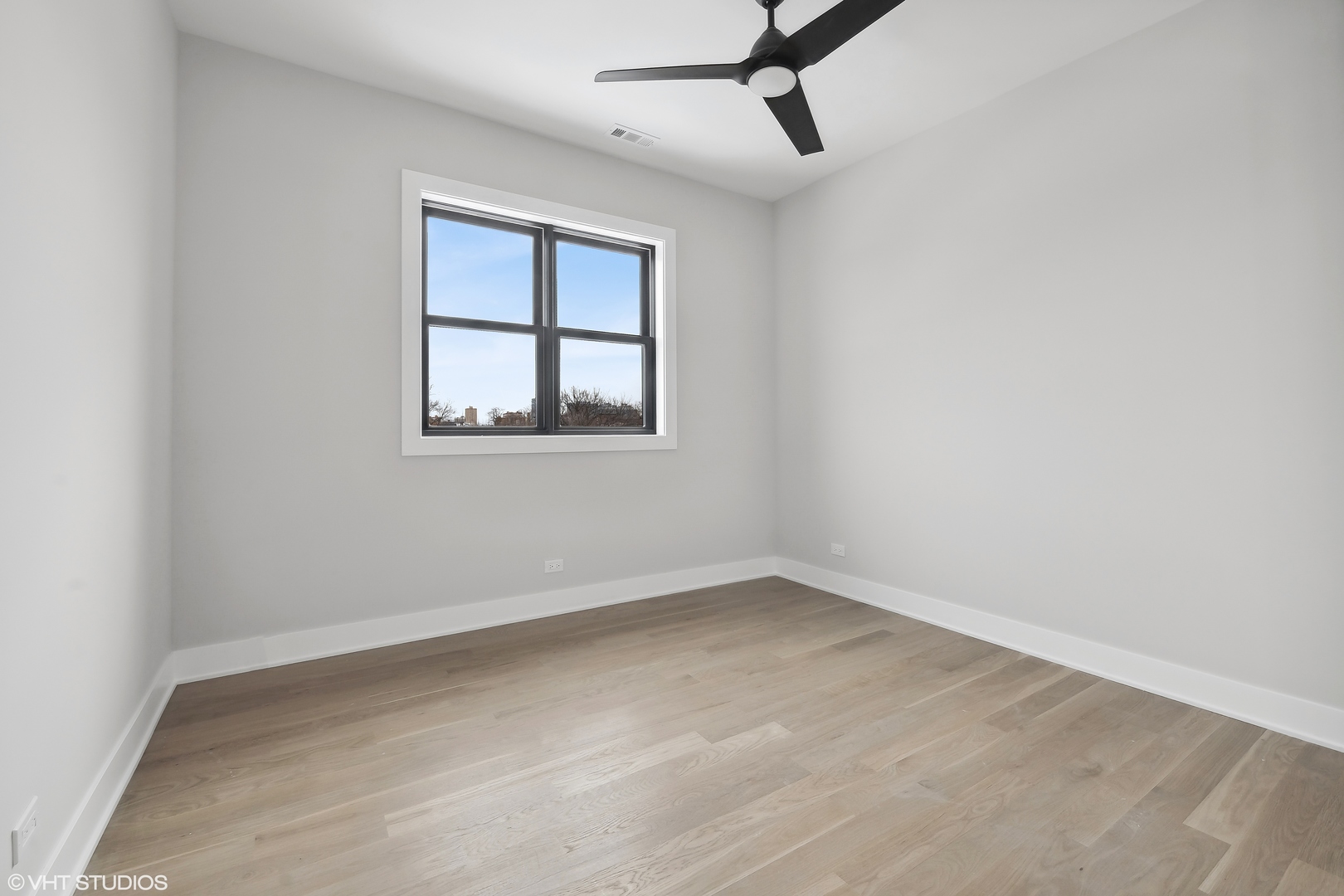 4537 North Clark Street, Unit 4D Chicago, IL 60640 - Photo 21 of 29 an empty room with a window