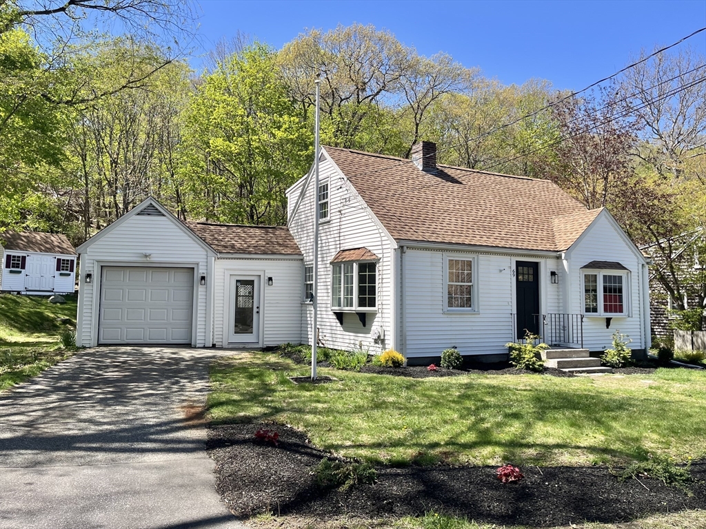 a view of a house with yard and plants