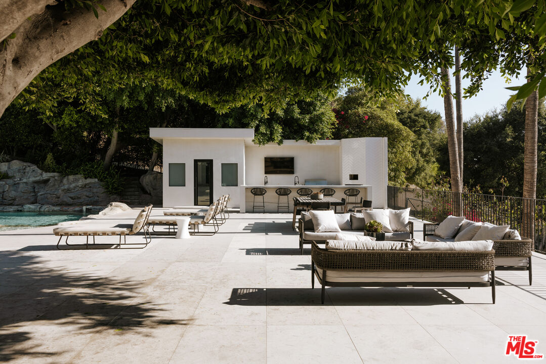 9694 Oak Pass Road Beverly Hills, CA 90210 - Photo 19 of 22