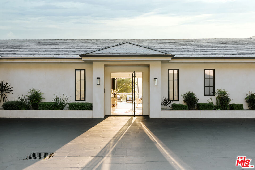 9694 Oak Pass Road Beverly Hills, CA 90210 - Photo 4 of 22