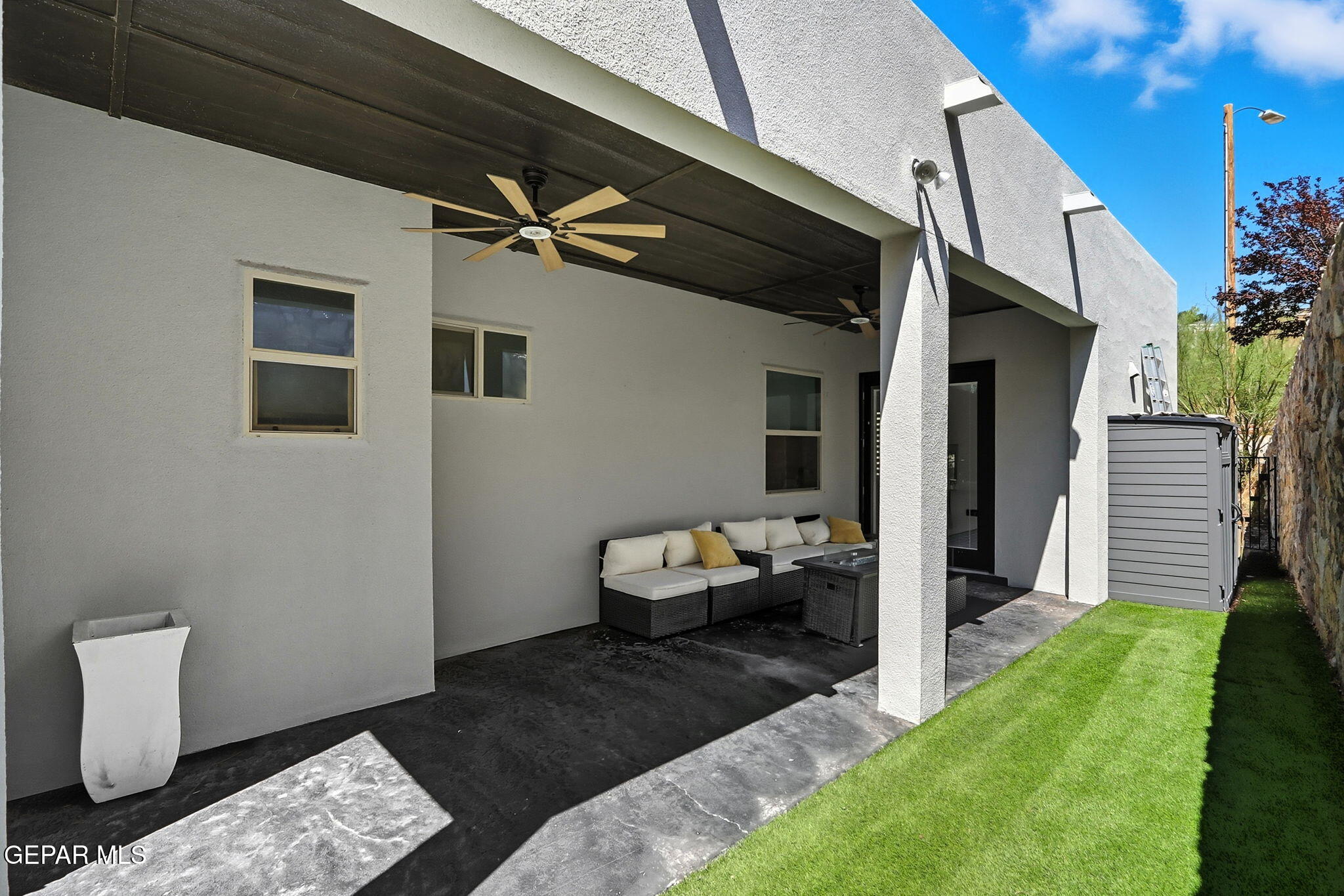 5812 Sundale Road El Paso, TX 79912 - Photo 44 of 47 a balcony with furniture