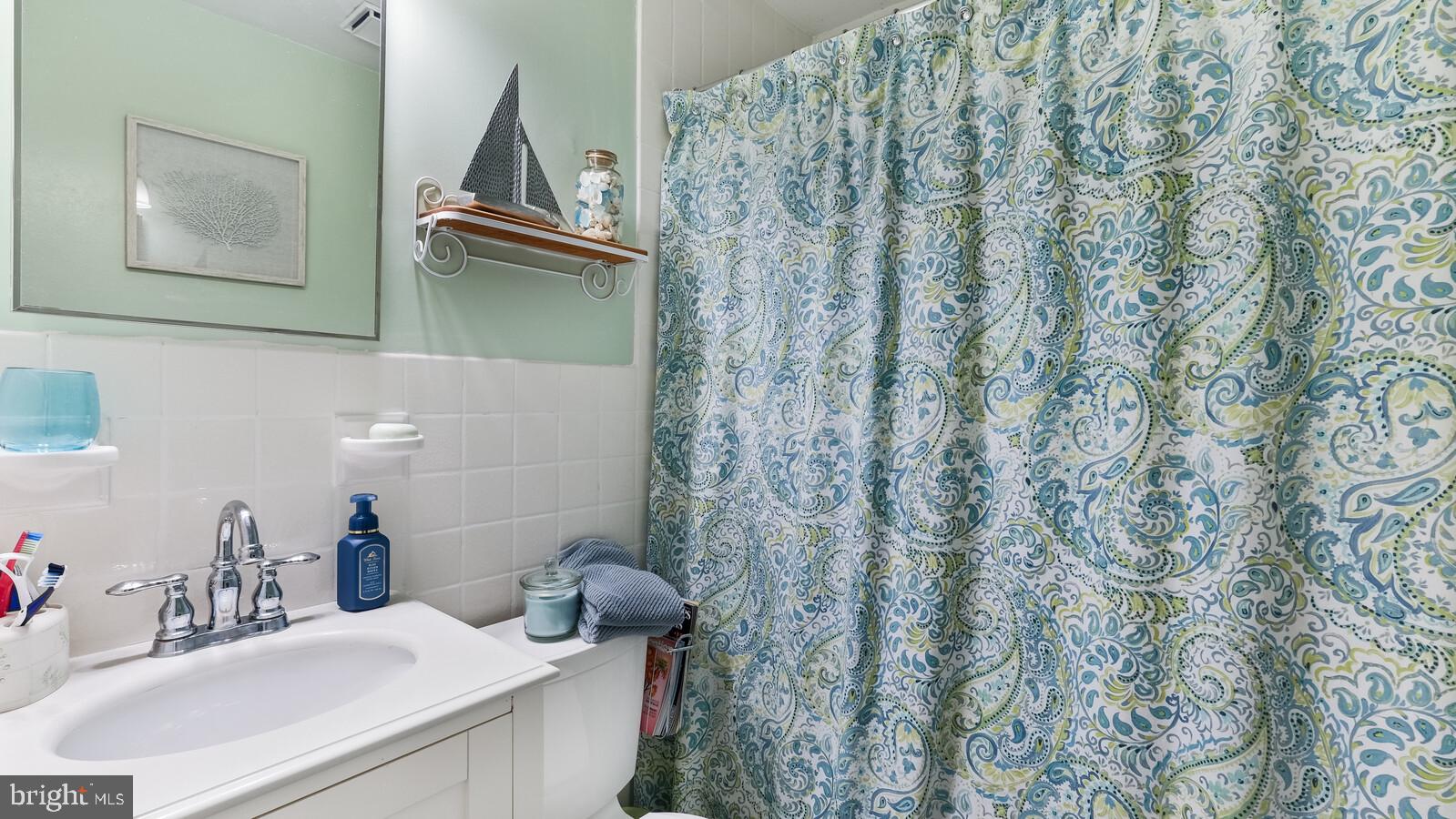 33 Belmar Road Hatboro, PA 19040 - Photo 12 of 27 First Floor Full Bathroom
