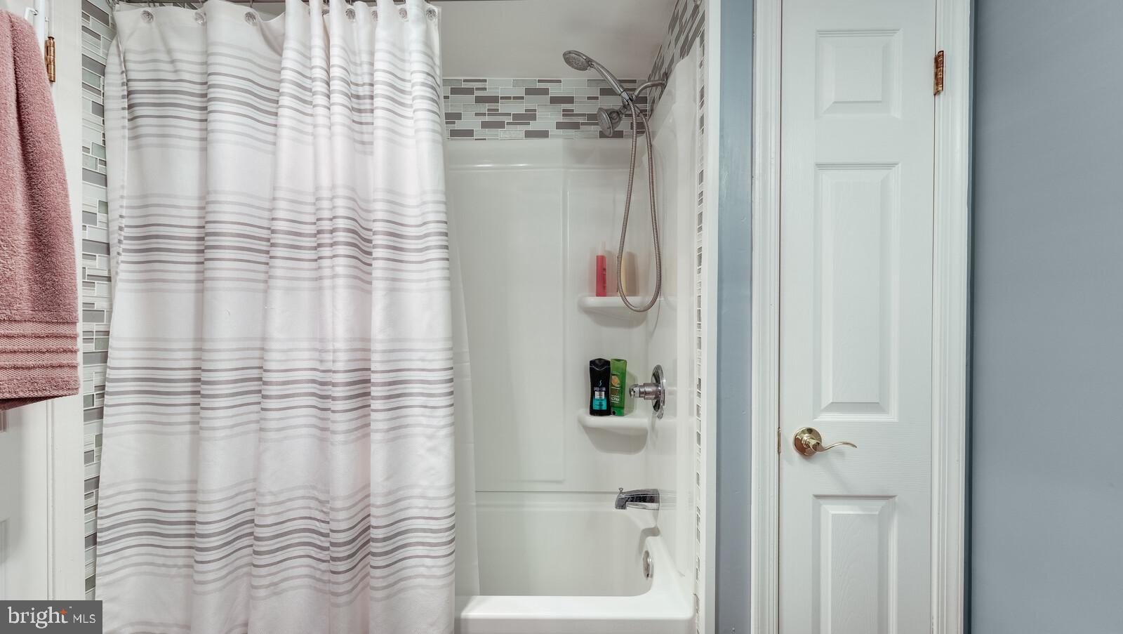 33 Belmar Road Hatboro, PA 19040 - Photo 19 of 27 Second Floor Full Bathroom Shower