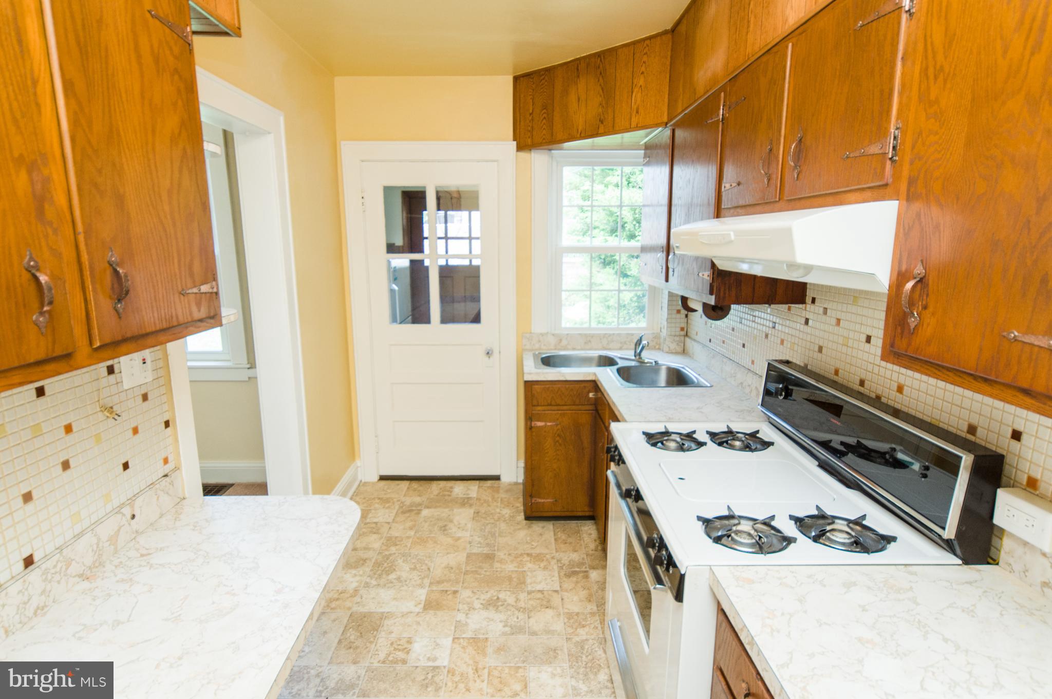 6828 Belclare Road Dundalk, MD 21222 - Photo 9 of 31