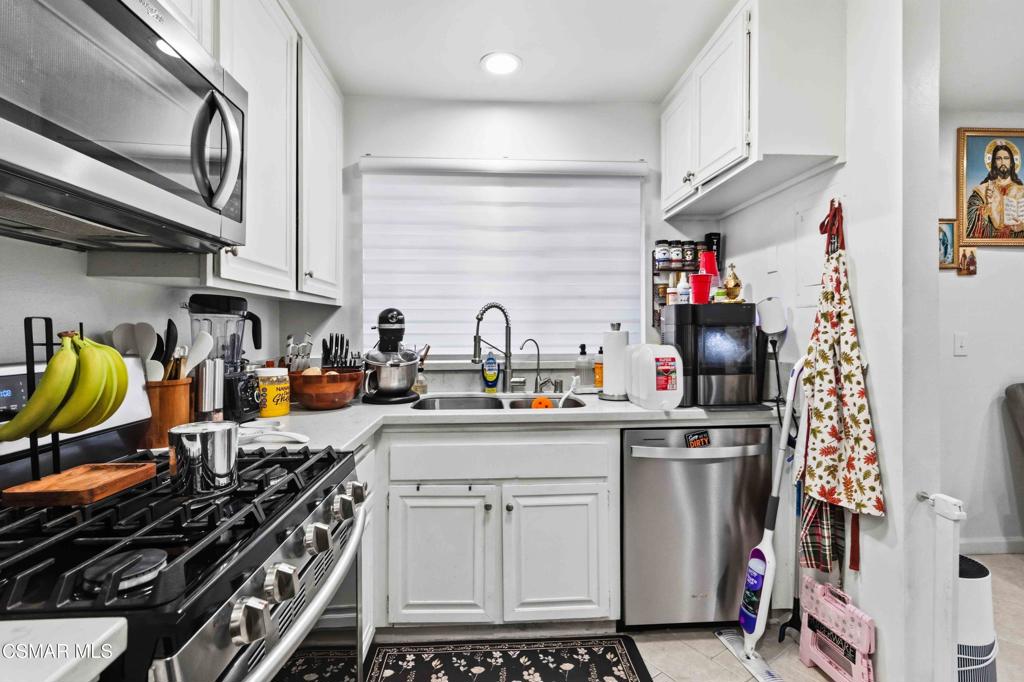 3444 Lockwood Court, Unit 18 Simi Valley, CA 93063 - Photo 9 of 32
