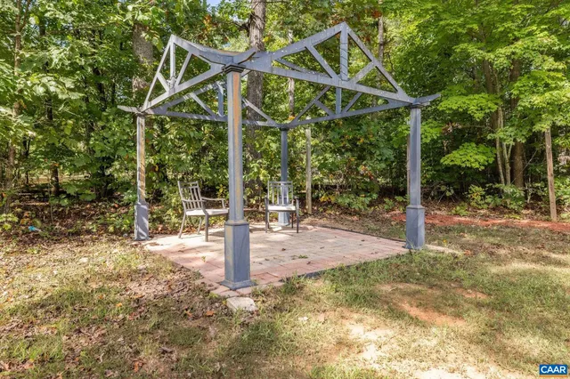 a view of a backyard