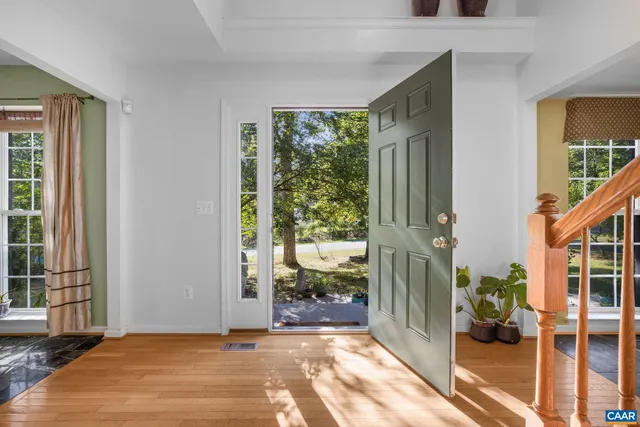 a view of entryway with livingroom