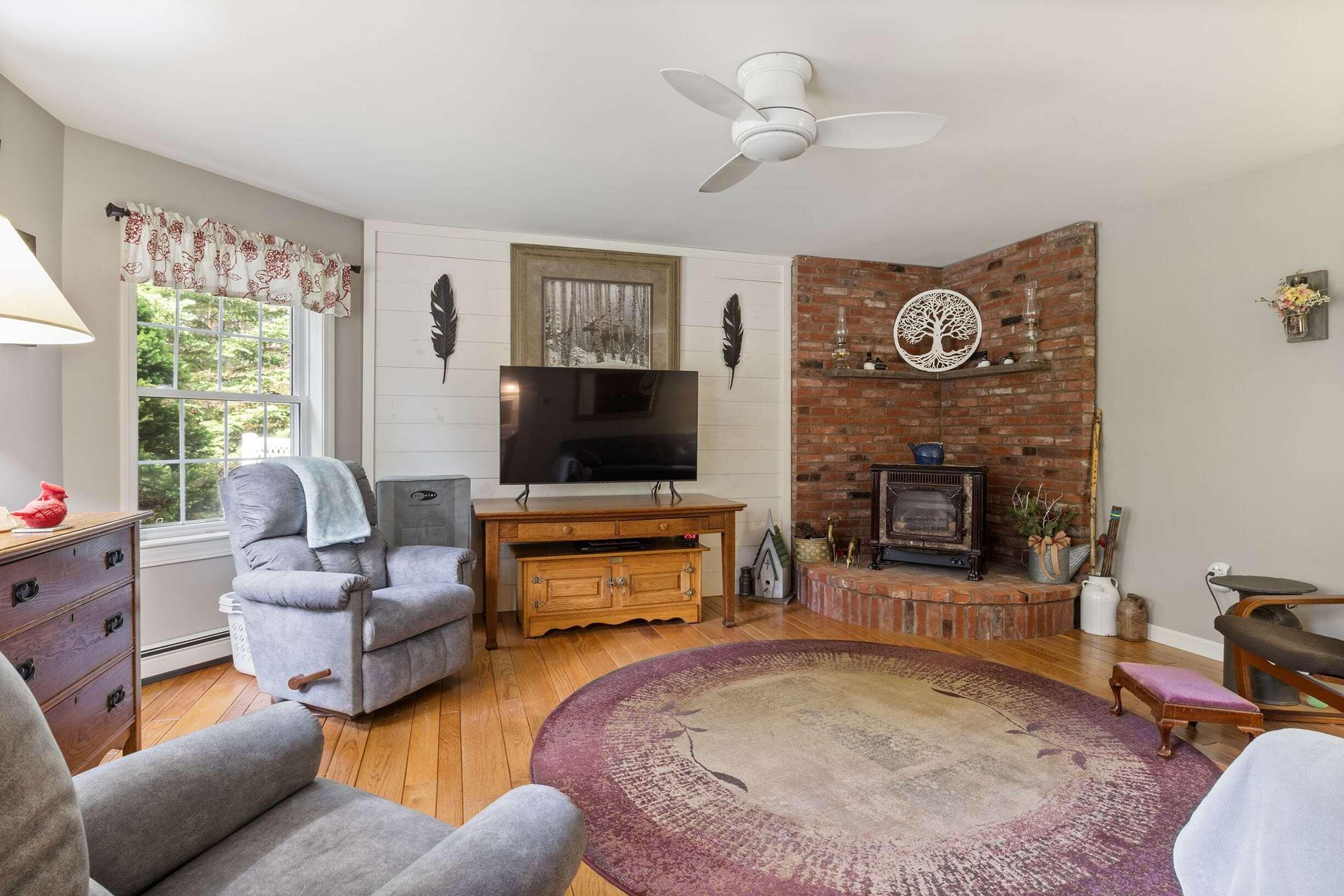 21 North Village Road York, ME 03902 - Photo 11 of 35 Living room