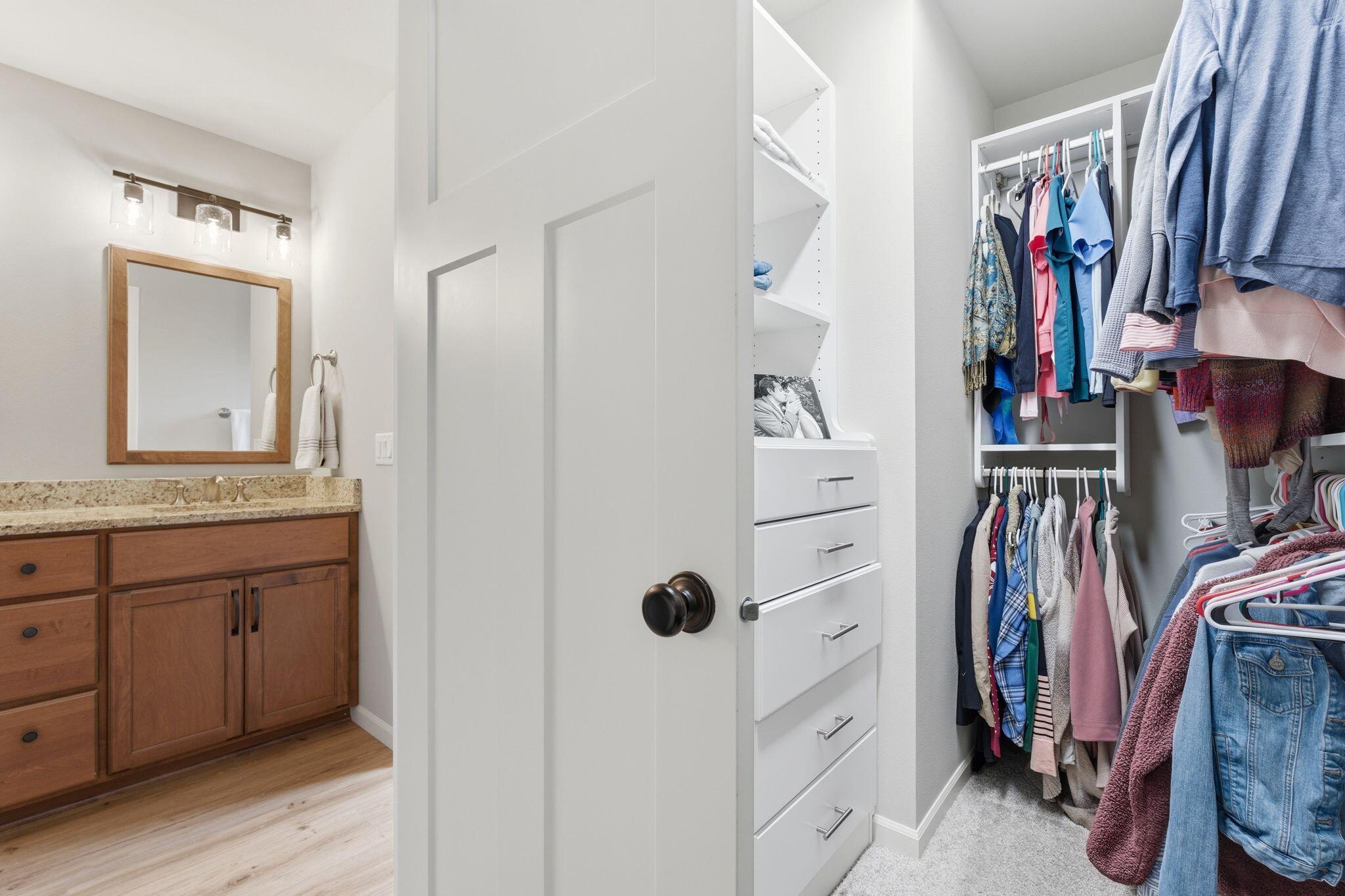 809 South Musket Ridge Drive Sun Prairie, WI 53590 - Photo 25 of 37 En-Suite Bathroom & Walk-In Closet