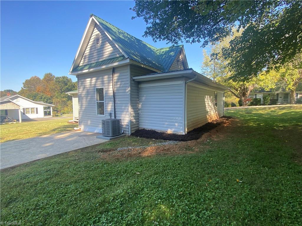 109 Reeves Lane Elkin, NC 28621 - Photo 4 of 18