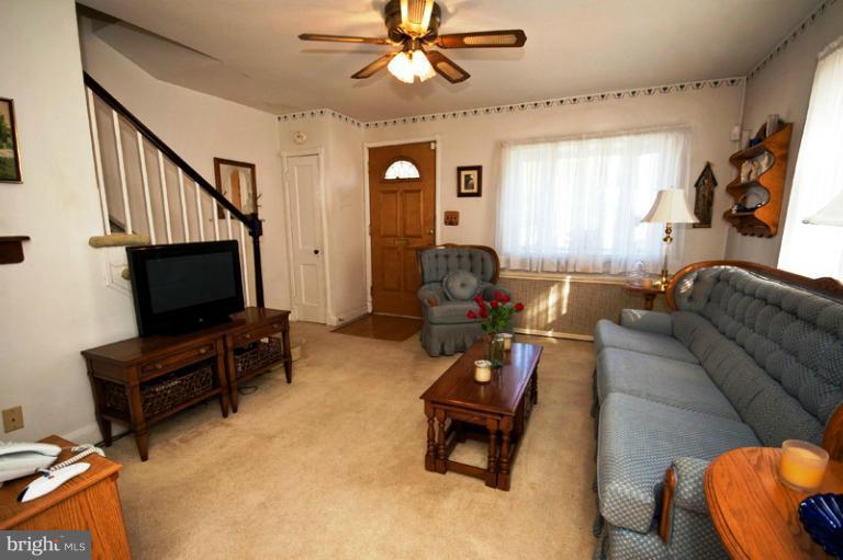 337 Magnolia Terrace Baltimore, MD 21221 - Photo 12 of 26 Living Room