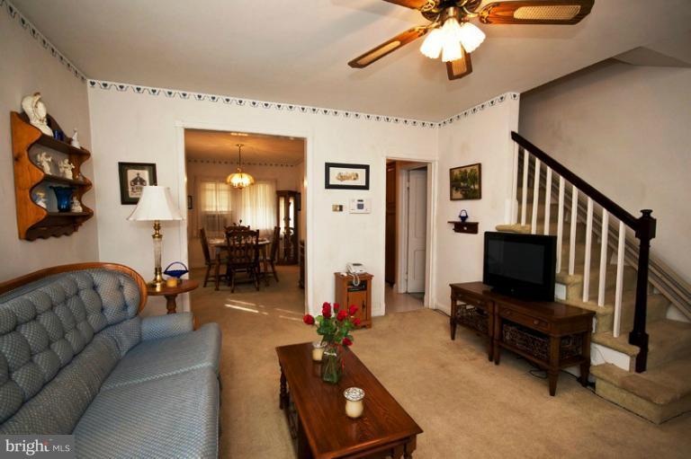 337 Magnolia Terrace Baltimore, MD 21221 - Photo 7 of 26 Living Room