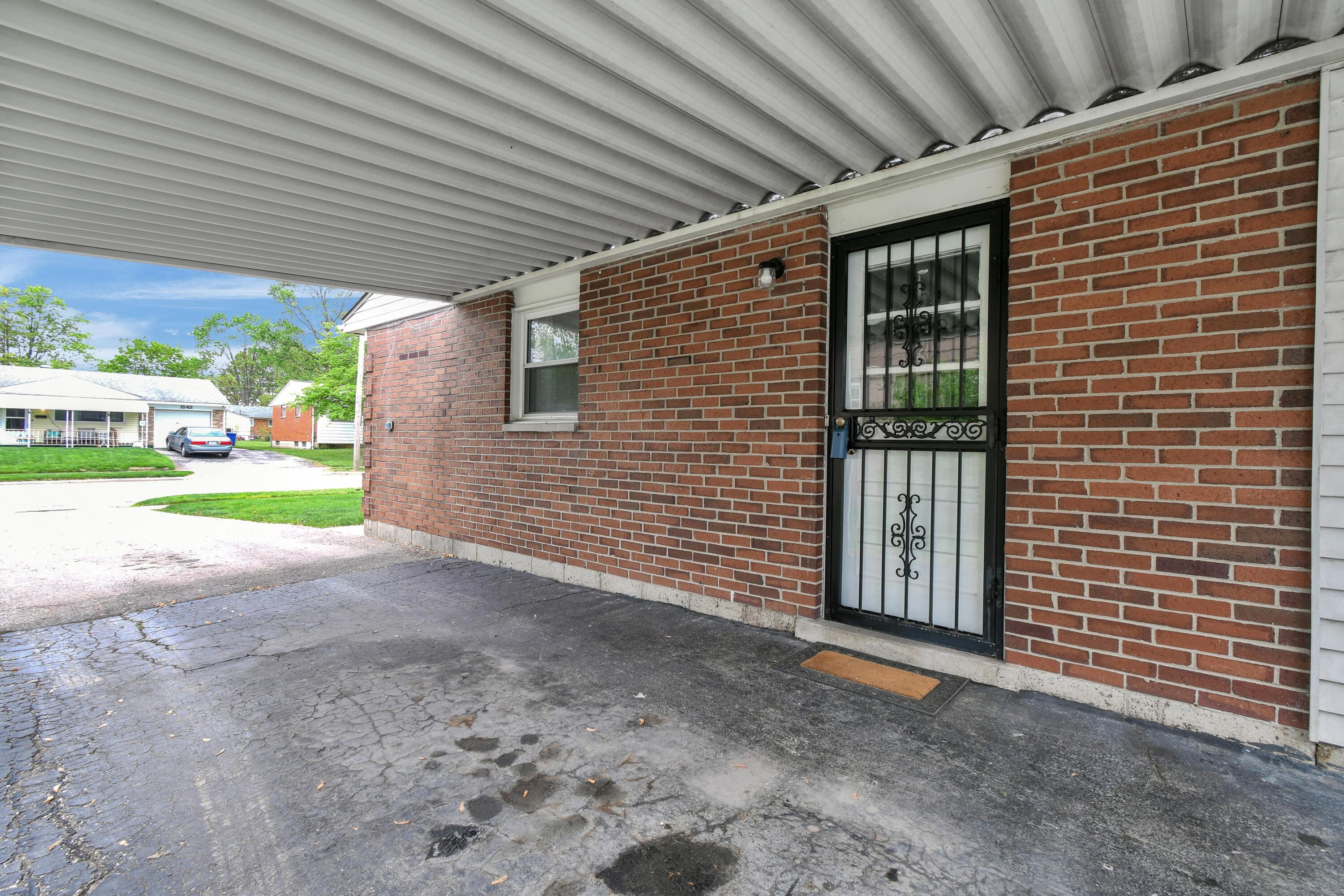 1242 South Yearling Road Columbus, OH 43227 - Photo 3 of 34 DSC_8646