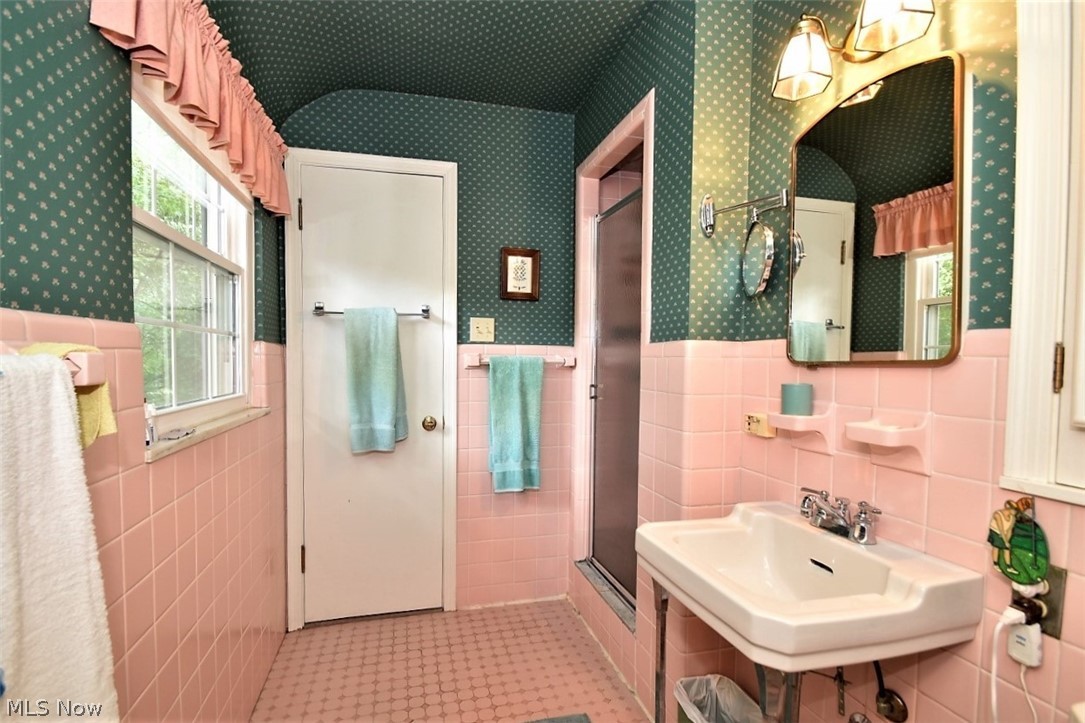 1567 Kew Road Cleveland, OH 44118 - Photo 14 of 23