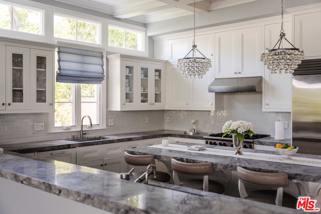 356 East Rustic Road Santa Monica, CA 90402 - Photo 4 of 31