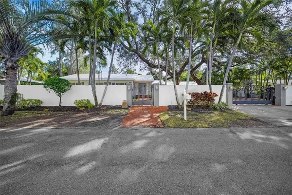 $1,895,000 | 3331 Old Oak Drive, Sarasota, FL 34239