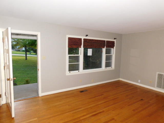 2304 Pleasant View Road Knoxville, TN 37914 - Photo 9 of 17 Living-Room