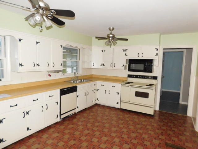 2304 Pleasant View Road Knoxville, TN 37914 - Photo 10 of 17 Classic White-Kitchen