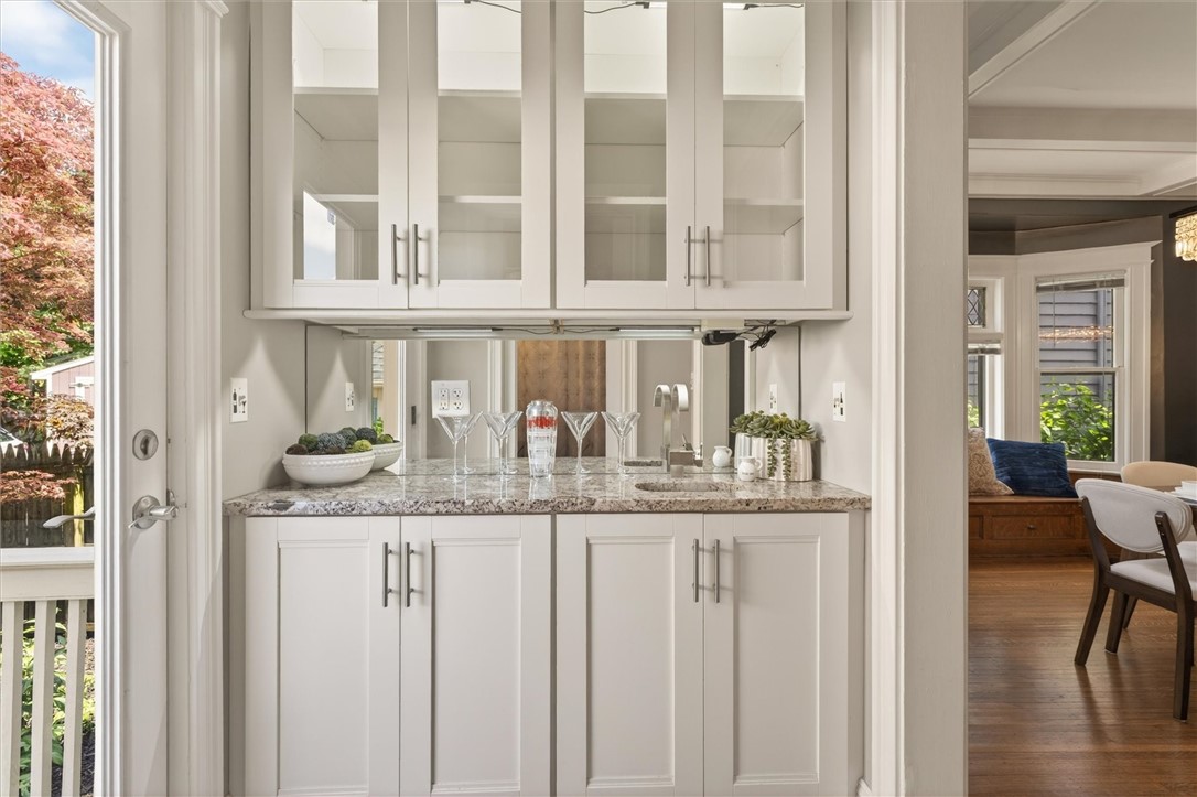 34 Erion Crescent Rochester, NY 14607 - Photo 20 of 49 custom wet bar
