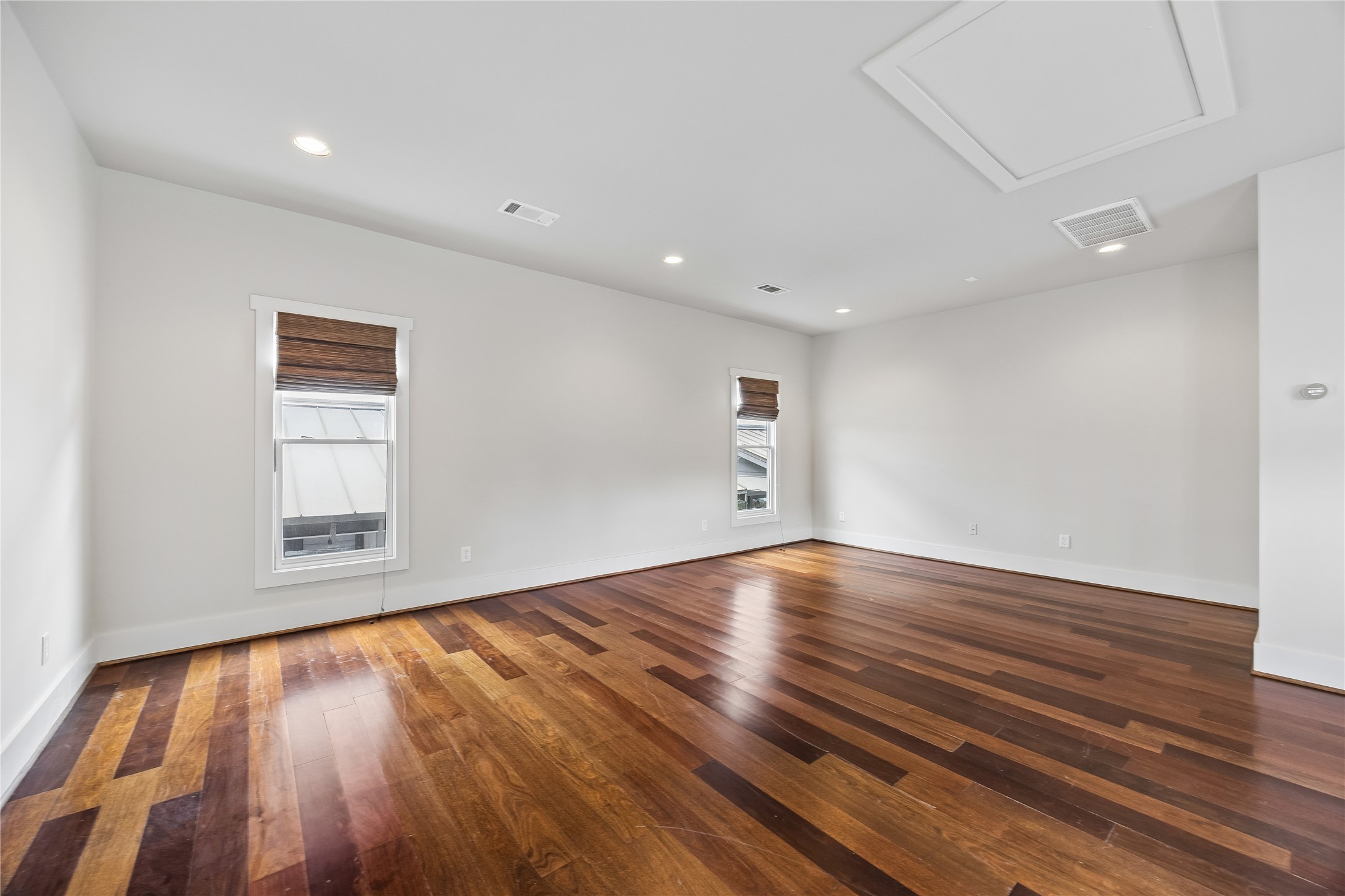 926 Nicholson Street Houston, TX 77008 - Photo 35 of 39 Ideal as a guest suite, home office, gym, studio, or fourth bedroom, this detached space easily adapts to changing needs.