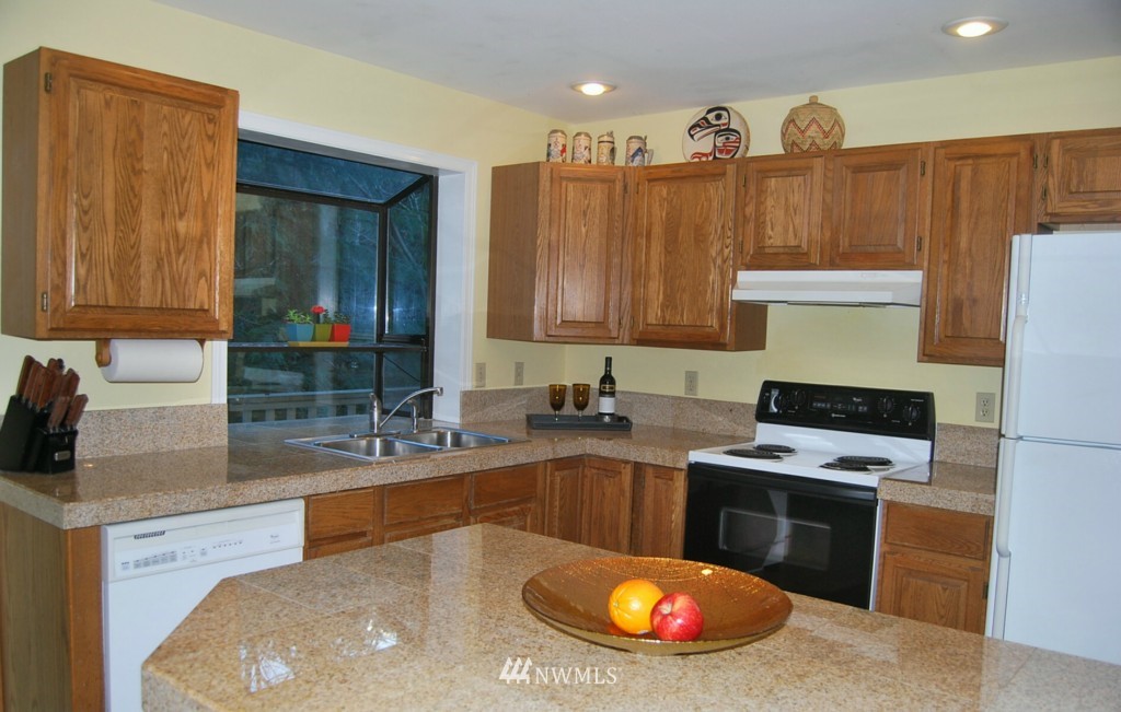 1090 Ridgewood Circle Southwest Issaquah, WA 98027 - Photo 7 of 16