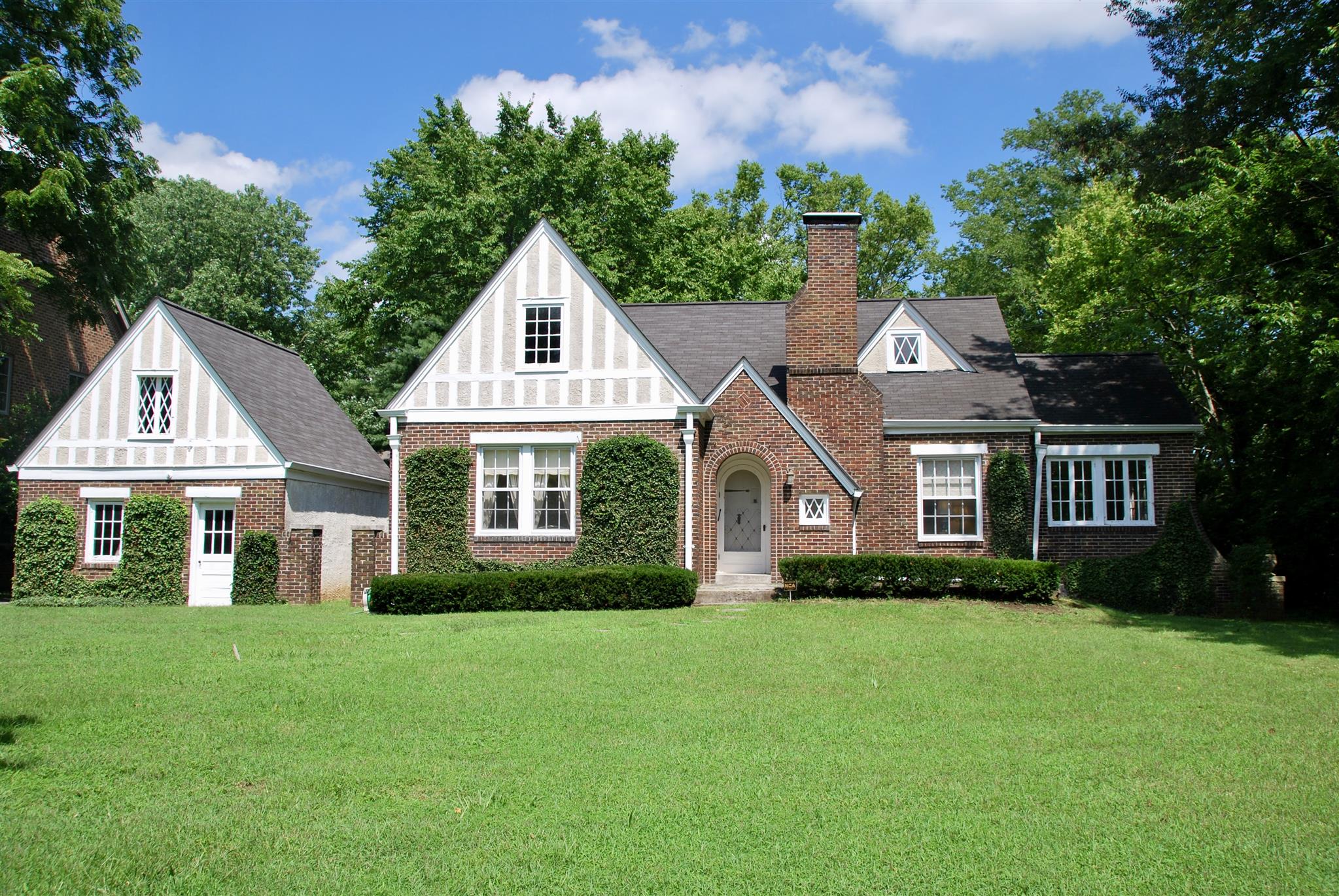906 Estes Road Nashville, TN 37215 - Photo 1 of 15 front view of house with a yard