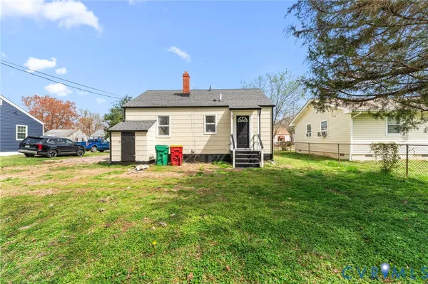 a view of a house with backyard