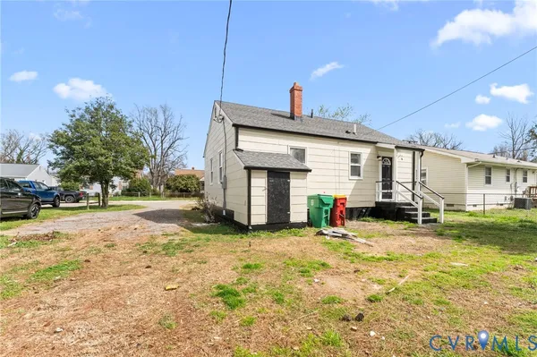 a view of a house with a yard and garage