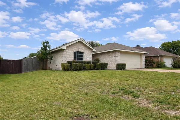 $2,100 | 1325 Aviary Drive, DeSoto, TX 75115