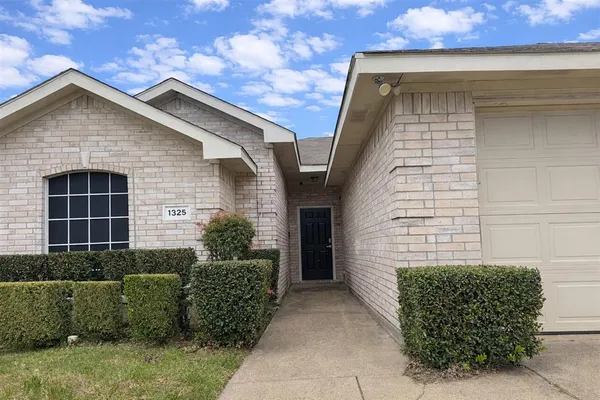 $2,100 | 1325 Aviary Drive, DeSoto, TX 75115