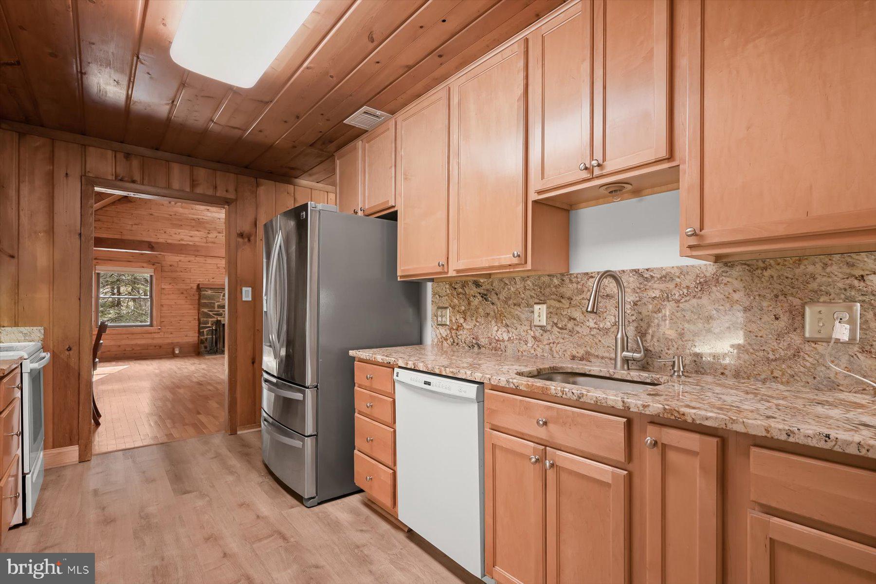 7605 Stewart Hill Road Adamstown, MD 21710 - Photo 107 of 139 Maple cabinetry and granite counters