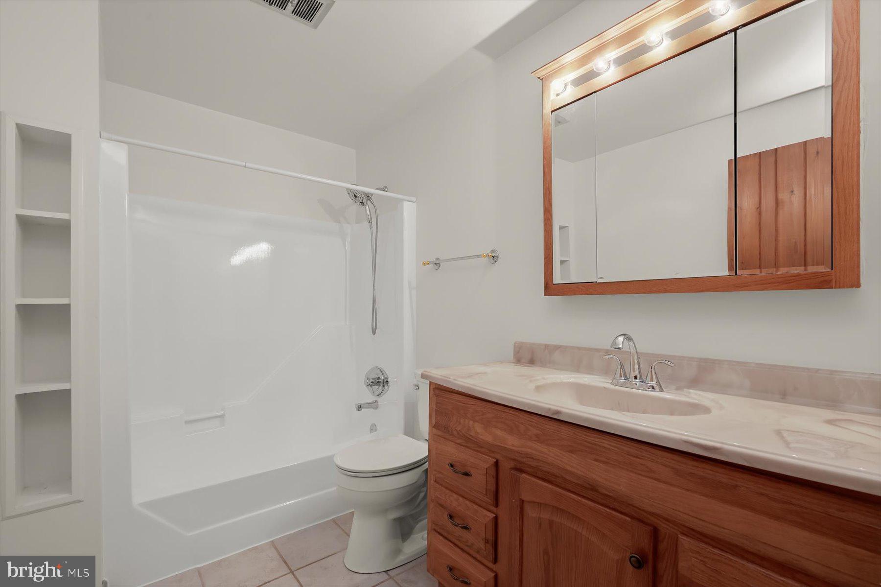 7605 Stewart Hill Road Adamstown, MD 21710 - Photo 114 of 139 Main level full bath near primary