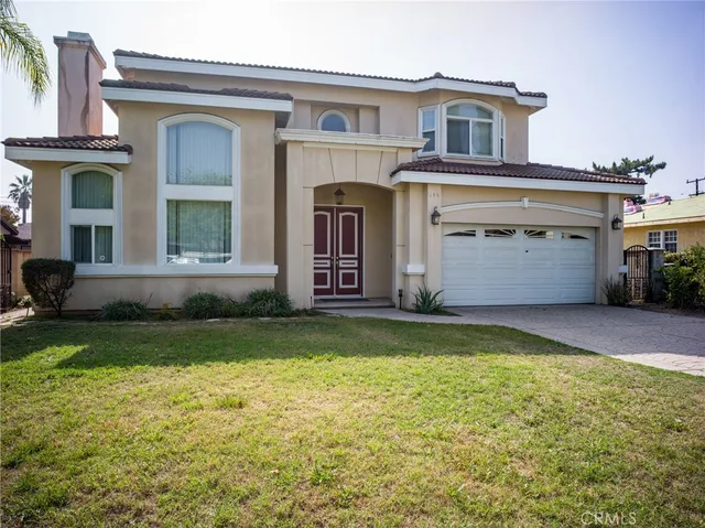 a view of a house with a yard